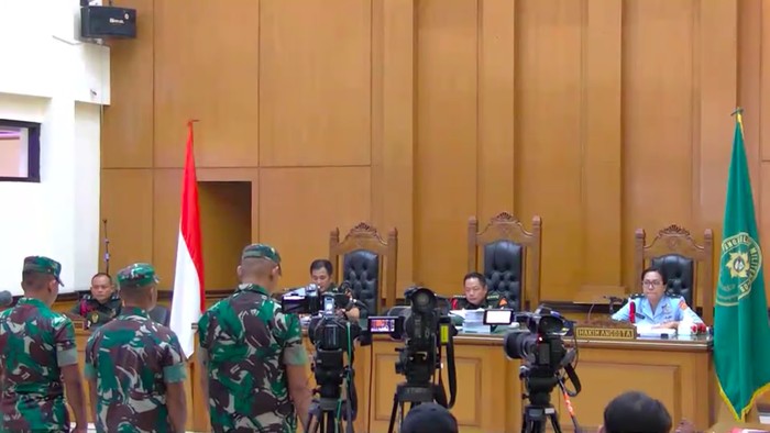 Tiga terdakwa kasus pembunuhan terhadap Imam Masykur, yakni Praka Riswandi Manik (RM), Praka Heri Sandi (HS), dan Praka Jasmowir (J) menjalani sidang putusan pada hari ini. (YouTube Dilmil Jakarta)