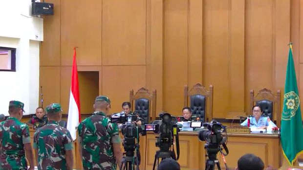 Tiga terdakwa kasus pembunuhan terhadap Imam Masykur, yakni Praka Riswandi Manik (RM), Praka Heri Sandi (HS), dan Praka Jasmowir (J) menjalani sidang putusan pada hari ini. (YouTube Dilmil Jakarta)