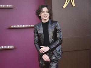 Gaya Timothee Chalamet di Premier Wonka, Kalung Berlian Terinspirasi Permen