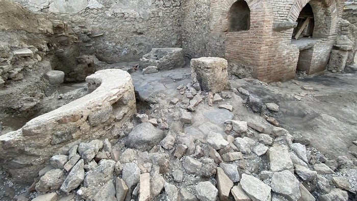 Toko roti kuno yang mempekerjakan budak di Pompeii.