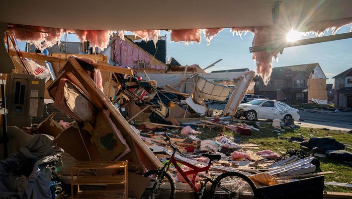 People try to salvage what they can from their home a day after a tornado hit Clarksville, Tennessee, U.S. December 10, 2023.  REUTERS/Kevin Wurm