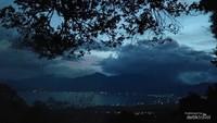 Pesona malam hari di Puncak Pangeran.