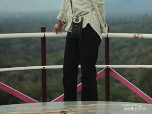 Jalan-jalan ke Puncak BRJ, Memandang Bukit Barisan