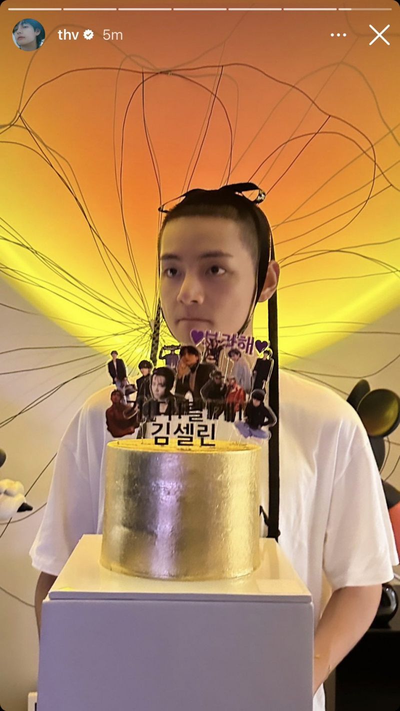 V BTS pamer rambut plontos jelang keberangkatan wajib militer V BTS pamer rambut plontos jelang keberangkatan wajib militer