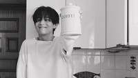 Lebih dari 63 juta followers selalu menantikan unggahan V BTS. Terbaru, ia pose bersama sekaleng kopi dengan latar di dapur. Foto: Instagram thv