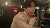 Kalau ini gaya keren V saat santai di New York. Ia diketahui mampir ke sebuah bar. Kira-kira pesan apa ya? Foto: Instagram thv