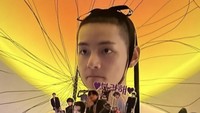 Sebelum wamil, V BTS mendapat kue sebagai bentuk dukungan dia menjalani kewajibannya itu. Terlihat rambutnya sudah plontos. Foto: Instagram kthtae1230