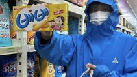 Saat di Jepang, ia kedapatan belanja di supermarket. Pria kelahiran Daegu itu berpose dengan makanan bayi kemasan. Foto: Instagram kthtae1230