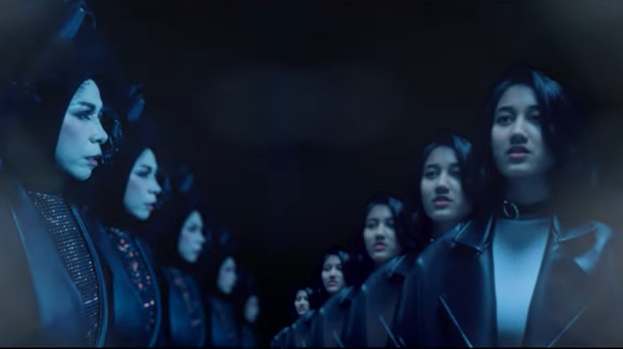 Video musik lagu Bertemu Kembali duet Melly Goeslaw dan Nike Ardilla.