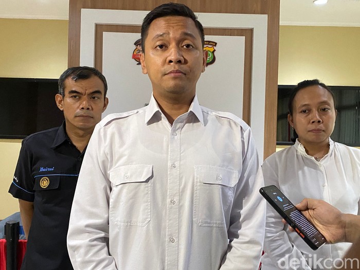 Wakasat Reskrim Polres Metro Jakarta Selatan Kompol Henrikus Yossi menjelaskan perkembangan kasus ayah bunuh 4 anaknya di Jagakarsa, Jakarta Selatan.