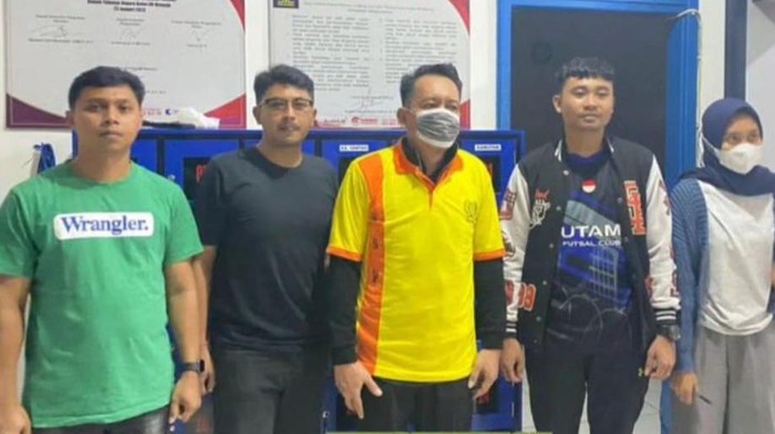 Wakil Ketua DPRD Mamuju Andi Dodi Hermawan (baju kuning) menyerahkan diri ke Rutan Mamuju setelah divonis pidana penjara selama 4 tahun di kasus alih fungsi kawasan hutan lindung menjadi SPBU. Dokumen Istimewa
