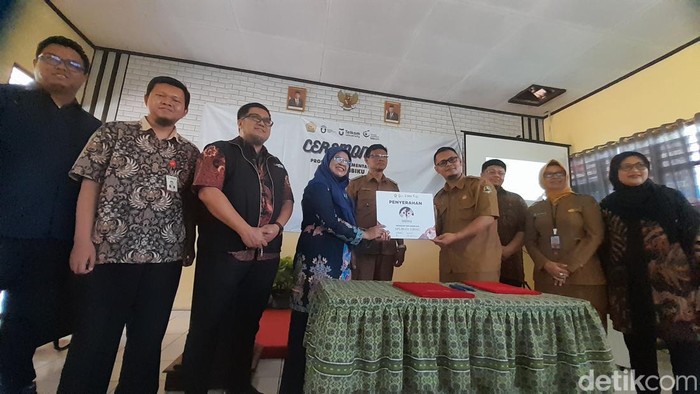 Wakil Rektor Bidang Riset, Inovasi dan Kerjasama Rina Puji Astuti secara simbolis menyerahkan program implementasi aplikasi Sibiku kepada Kepala SLBN B Sumedang.
