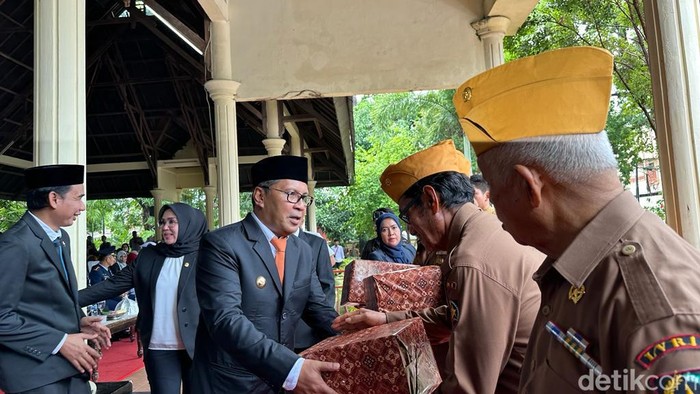 Walkot Makassar Moh Ramdhan Danny Pomanto memberikan bantuan kepada veteran di peringatan Hari Korban 40.000 Jiwa.