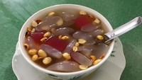 Seporsi wedang ronde di Ronde Jahe Japung & Sekoteng 38 dibanderol mulai Rp 10.000an saja. Onde isian kacang dilengkapi dengan kolang kaling, bikin wedang rondenya makin komplet! Foto: Istimewa