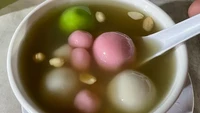 Dikenal sebagai area kuliner yang legendaris, ada wedang ronde enak di kawasan Pecenongan. Wedang Ronde Pecenongan menawarkan seporsi wedang ronde yang bisa dipesan ekstra kuah jahenya. Foto: Istimewa