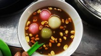Ada berbagai varian wedang ronde yang dapat dicicipi di Wedang Ronde Atim. Berlokasi di Cempaka Putih, wedang ronde ini dipatok Rp 10.000an saja. Foto: Istimewa