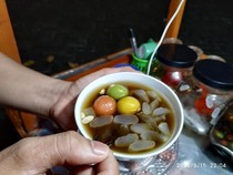 Jorok! Penjual Ronde di Alun-alun Kota Batu Pakai Lagi Kuah Bekas Pembeli