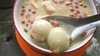 Racikan susu jahe hingga wedang ronde yang hangat bisa dipesan di Wedang Ronde Kang Arul. Seporsi wedang ronde yang melimpah isiannya bisa dipesan dengan harga Rp 10.000an. Foto: Istimewa