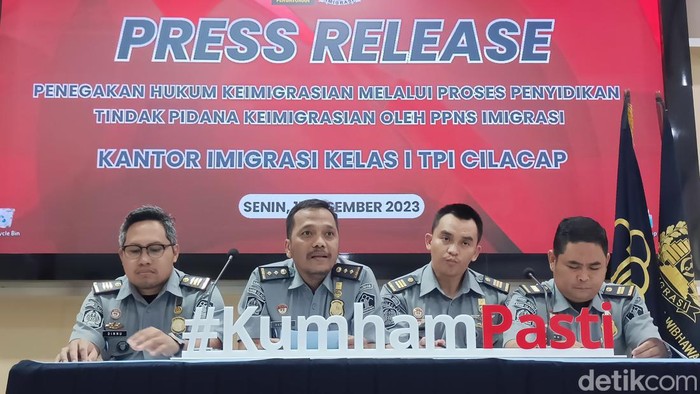 Kepala Seksi Teknologi Informasi dan Komunikasi Keimigrasian Kantor Imigrasi Kelas 1 Cilacap, Heryanu (kedua kiri) memberikan keterangan kepada wartawan, Senin (11/12/2023).