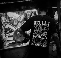Tulisan kocak di kaos ini bikin orang lain yang melihatnya ikut senyum tipis. Wah, dapat pahala nih yang punya ide kaos berikut!