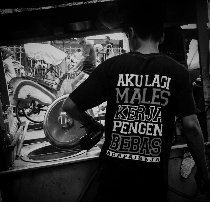 Tulisan kocak di kaos ini bikin orang lain yang melihatnya ikut senyum tipis. Wah, dapat pahala nih yang punya ide kaos berikut!