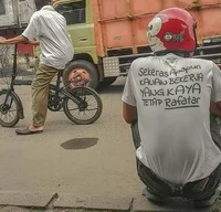 Tulisan kocak di kaos ini bikin orang lain yang melihatnya ikut senyum tipis. Wah, dapat pahala nih yang punya ide kaos berikut!