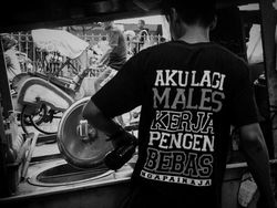 Tulisan Kocak di Kaos Bikin Ngakak dan Geleng-geleng