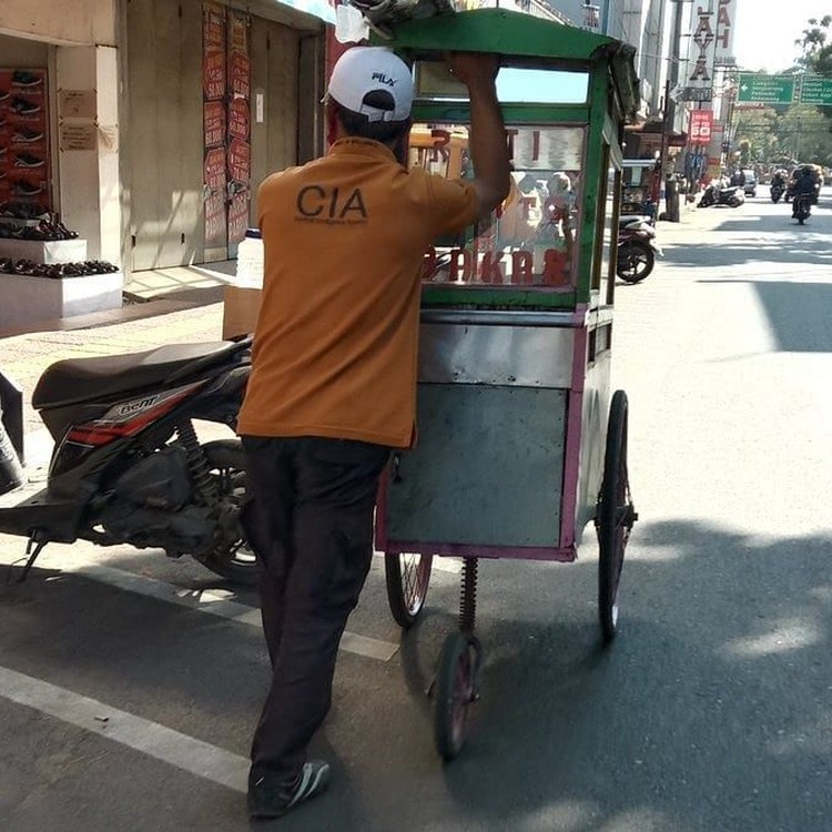 Tulisan kocak di kaos ini bikin orang lain yang melihatnya ikut senyum tipis. Wah, dapat pahala nih yang punya ide kaos berikut!