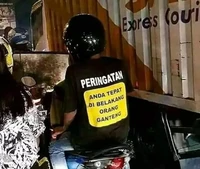 Tulisan kocak di kaos ini bikin orang lain yang melihatnya ikut senyum tipis. Wah, dapat pahala nih yang punya ide kaos berikut!