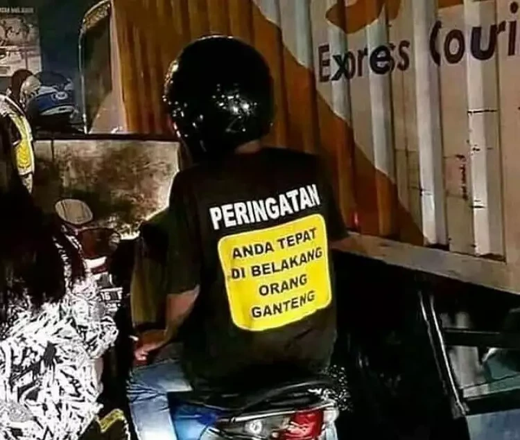 Tulisan kocak di kaos ini bikin orang lain yang melihatnya ikut senyum tipis. Wah, dapat pahala nih yang punya ide kaos berikut!