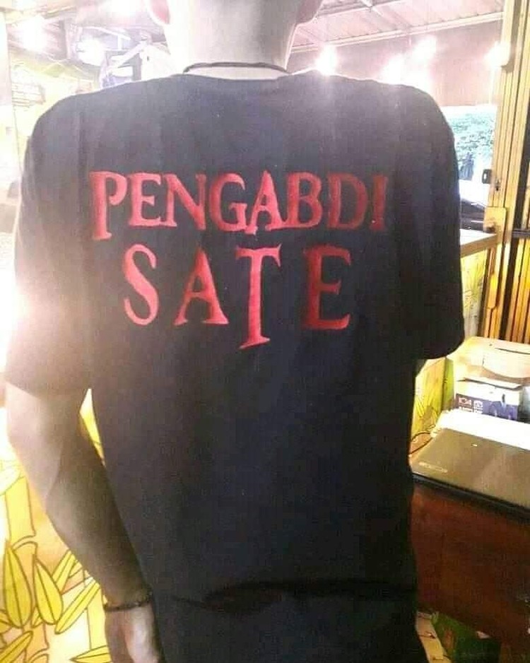 Tulisan kocak di kaos ini bikin orang lain yang melihatnya ikut senyum tipis. Wah, dapat pahala nih yang punya ide kaos berikut!