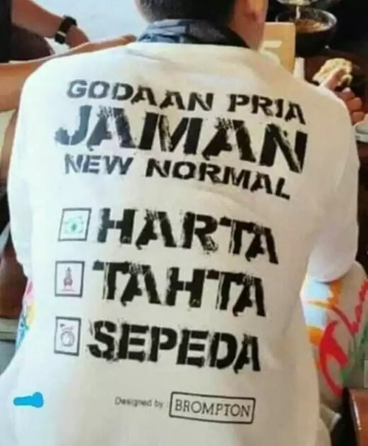 Tulisan kocak di kaos ini bikin orang lain yang melihatnya ikut senyum tipis. Wah, dapat pahala nih yang punya ide kaos berikut!
