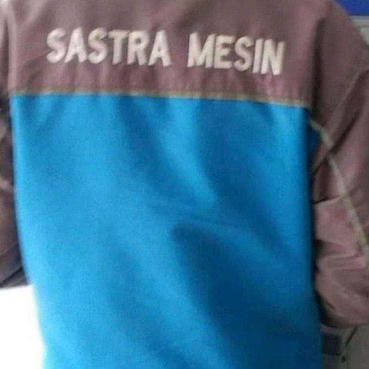 Tulisan kocak di kaos ini bikin orang lain yang melihatnya ikut senyum tipis. Wah, dapat pahala nih yang punya ide kaos berikut!