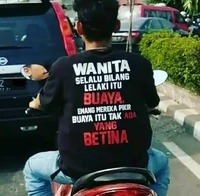 Tulisan kocak di kaos ini bikin orang lain yang melihatnya ikut senyum tipis. Wah, dapat pahala nih yang punya ide kaos berikut!