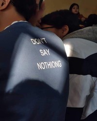 Tulisan kocak di kaos ini bikin orang lain yang melihatnya ikut senyum tipis. Wah, dapat pahala nih yang punya ide kaos berikut!