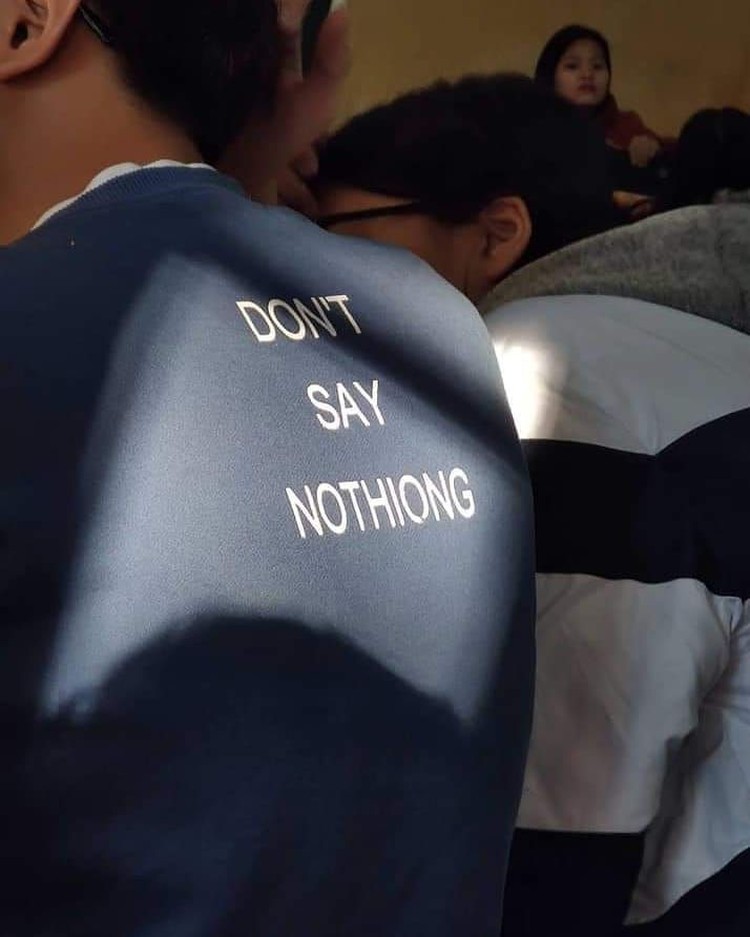 Tulisan kocak di kaos ini bikin orang lain yang melihatnya ikut senyum tipis. Wah, dapat pahala nih yang punya ide kaos berikut!