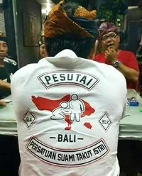 Tulisan kocak di kaos ini bikin orang lain yang melihatnya ikut senyum tipis. Wah, dapat pahala nih yang punya ide kaos berikut!