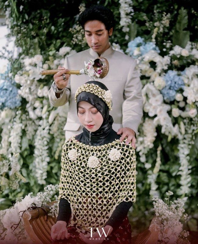 Abidzar Al-ghifari juga ikut melakukan prosesi siraman menggantikan peran mendiang Uje. Foto: Instagram @tw.wedding