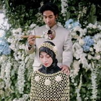 Abidzar Al-ghifari juga ikut melakukan prosesi siraman menggantikan peran mendiang Uje. Foto: Instagram @tw.wedding