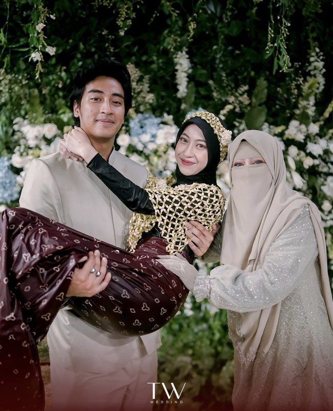 Kemudian ada pula momen ketika Abidzar Al-ghifari menggendong Adiba usai melakukan prosesi siraman. Ia mengenakan baju yang matching dengan Umi Pipik. Foto: Instagram @tw.wedding