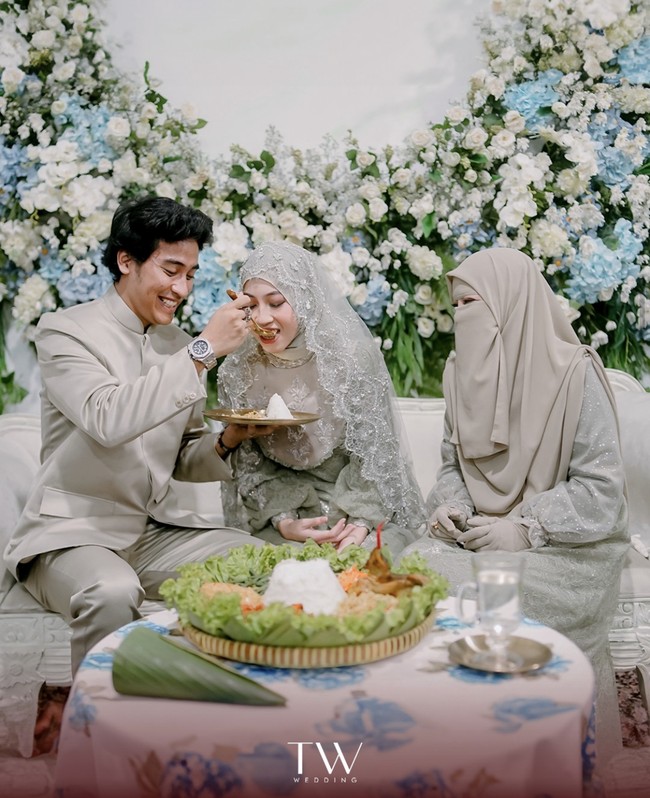Tidak sampai di situ, Abidzar Al-ghifari juga terlihat menyuapi Adiba Khanza saat acara pengajian yang tentu juga didampingi oleh Umi Pipik. Foto: Instagram @tw.wedding