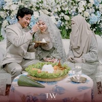 Tidak sampai di situ, Abidzar Al-ghifari juga terlihat menyuapi Adiba Khanza saat acara pengajian yang tentu juga didampingi oleh Umi Pipik. Foto: Instagram @tw.wedding