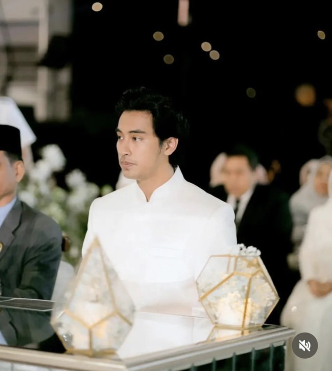 Ini potret Abidzar Al-ghifari ketika menjadi wali nikah sang kakak tercinta. Ia tampak tenang ketika berada di samping penghulu. Foto: Instagram