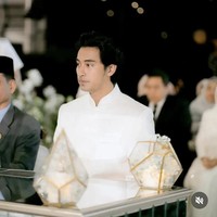 Ini potret Abidzar Al-ghifari ketika menjadi wali nikah sang kakak tercinta. Ia tampak tenang ketika berada di samping penghulu. Foto: Instagram