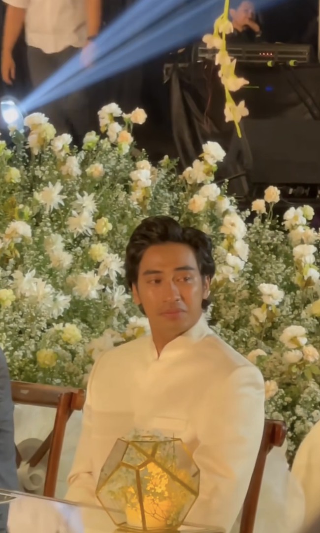 Terekam pula momen Abidzar Al-ghifari meneteskan air mata usai menikahkan sang kakak. Foto: Instagram