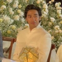 Terekam pula momen Abidzar Al-ghifari meneteskan air mata usai menikahkan sang kakak. Foto: Instagram