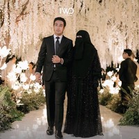 Ketika acara resepsi pernikahan, Abidzar Al-ghifari tampil formal mengenakan setelan jas hitam. Ia berjalan menemani Umi Pipik menemani Abiza Khanza sampai pelaminan. Foto: Instagram @ikeaweddingdream