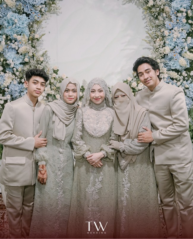 Sebelum menjadi wali nikah, Abidzar Al-ghifari turut mendampingi Adiba Khanza saat proses siraman dan pengajian. Foto: Instagram @tw.wedding