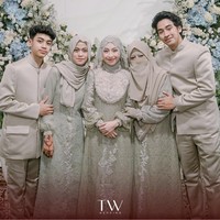Sebelum menjadi wali nikah, Abidzar Al-ghifari turut mendampingi Adiba Khanza saat proses siraman dan pengajian. Foto: Instagram @tw.wedding