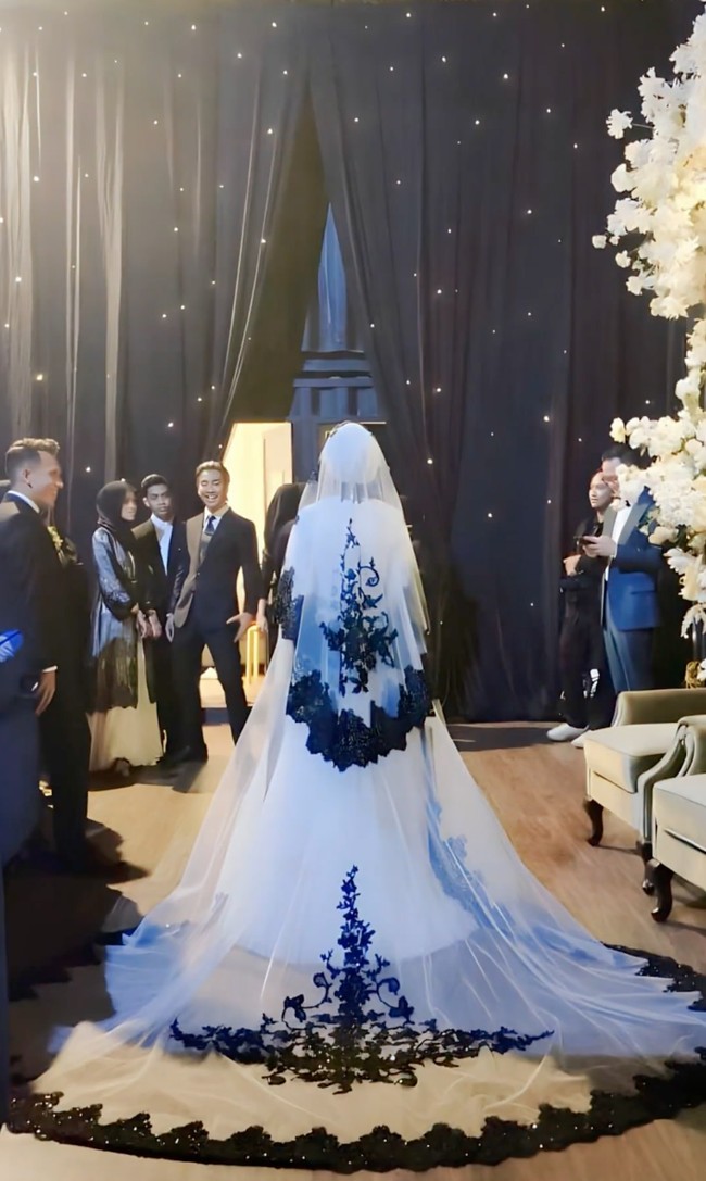 Dilihat dari belakang, gaun mahakarya Ivan Gunawan itu juga tetap terlihat caantik dengan desain simpel namun elegan. Dalam keterangan unggahannya Ivan menulis dalam bahasa Inggris yang artinya, ”Membuat gaun pengantin mahakarya abadi dalam warna hitam dan putih untuk @adiba.knza yang menangkap esensi dari kepribadian cantiknya. Semoga gaun ini melambangkan keharmonisan perjalanannya, dan semoga pernikahannya menjadi permadani kebahagiaan selamanya.” Foto: Instagram/@ivan_gunawan